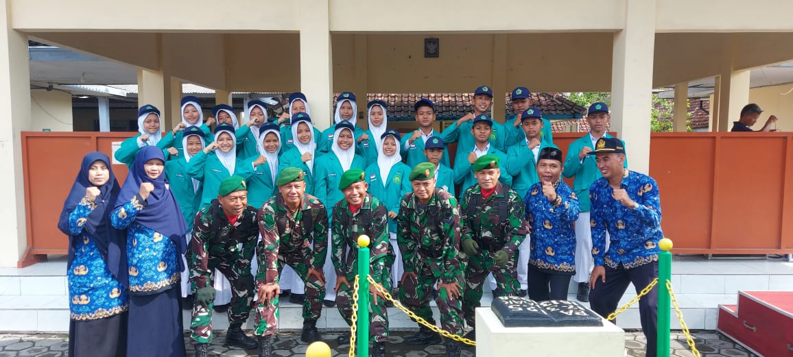 Hidupkan Semangat Kepahlawanan, OSIS MTsN 6 Kulon Progo Ikuti Upacara Hari Pahlawan Kapanewon Galur