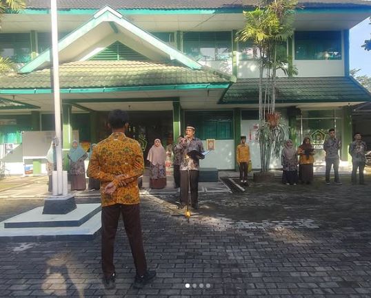 Peringati Hari Pendidikan, MTsN 6 Kulon Progo Gelar Apel Semangat Kebangsaan dan Pembelajaran