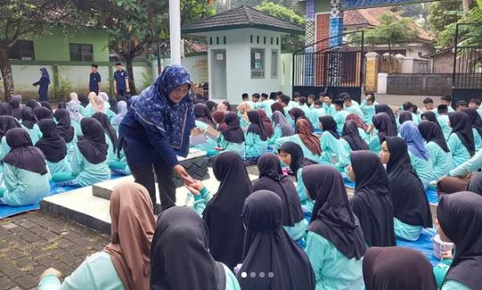 MTs Negeri 6 Kulon Progo Lanjutkan Jumat Gizi dengan Berikan Tablet Tambah Darah