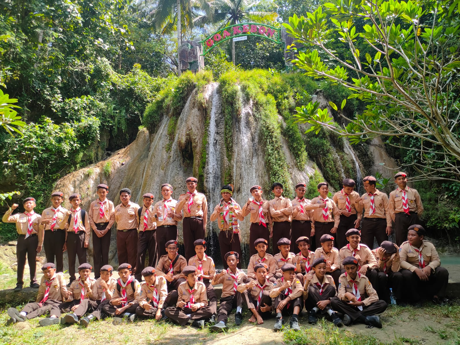 Siswa Kelas VII MTsN 6 Kulon Progo Latih Diri dan Berbagi di Kemah Bakti Goa Kebon
