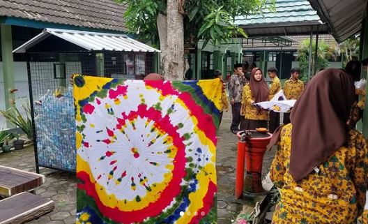 Lestarikan Tradisi, Siswa MTsN 6 Kulon Progo Hasilkan Batik Jumput di Proyek P5RA