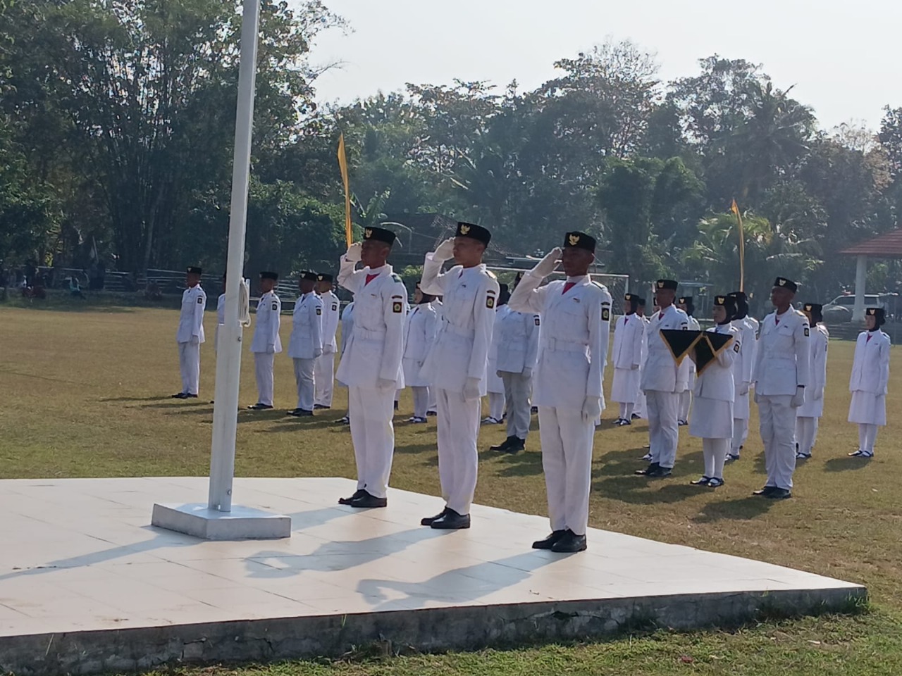 Ramdan dan Rizta, Siswa MTsN 6 Kulon Progo Jadi Pengibar Bendera di Upacara HUT RI ke-80 Kapanewon Galur 